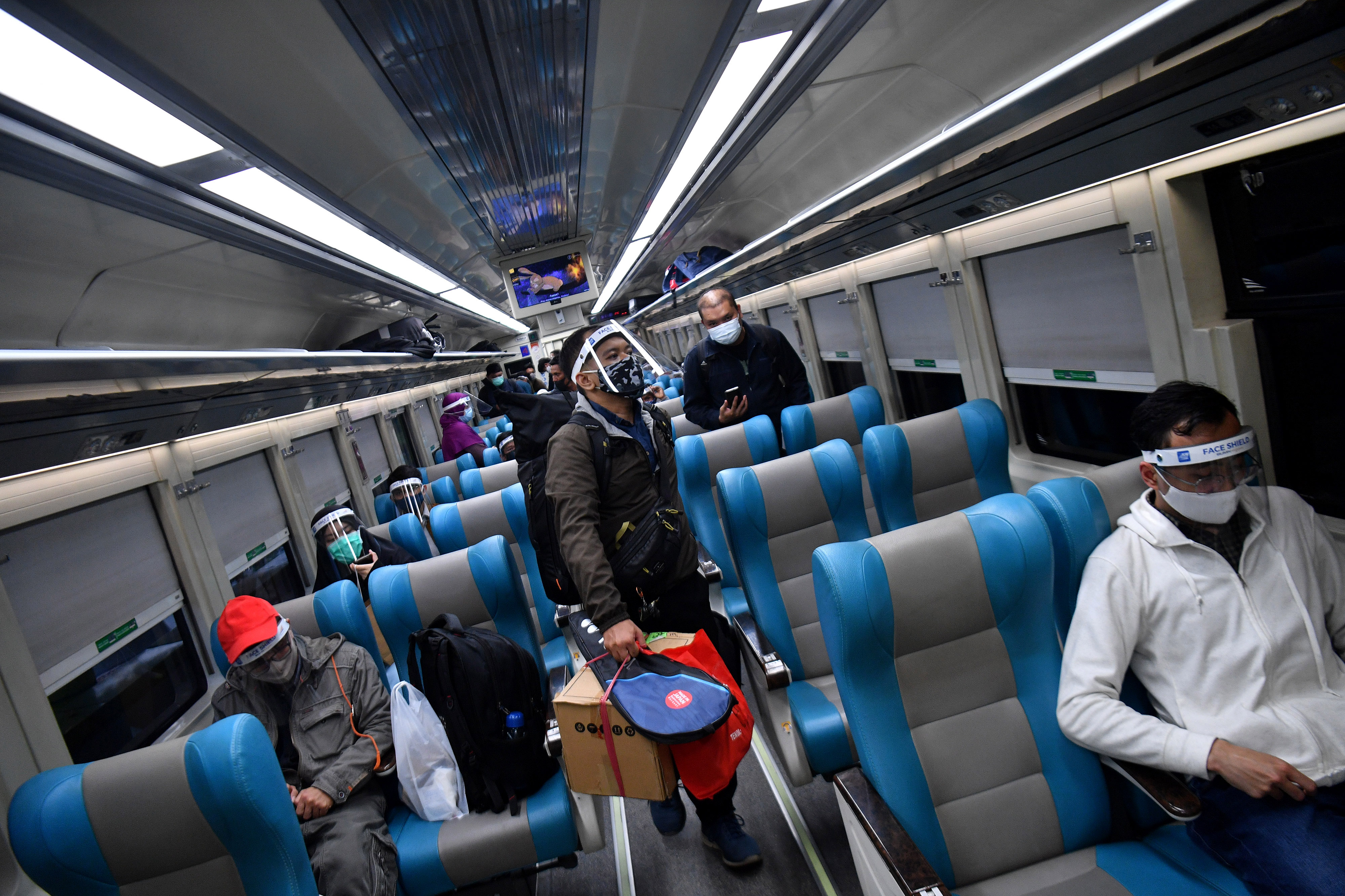 Sejumlah penumpang kereta api Mutiara Selatan mencari tempat duduknya di Stasiun Gambir, Jakarta Pusat, Kamis (30/7). 