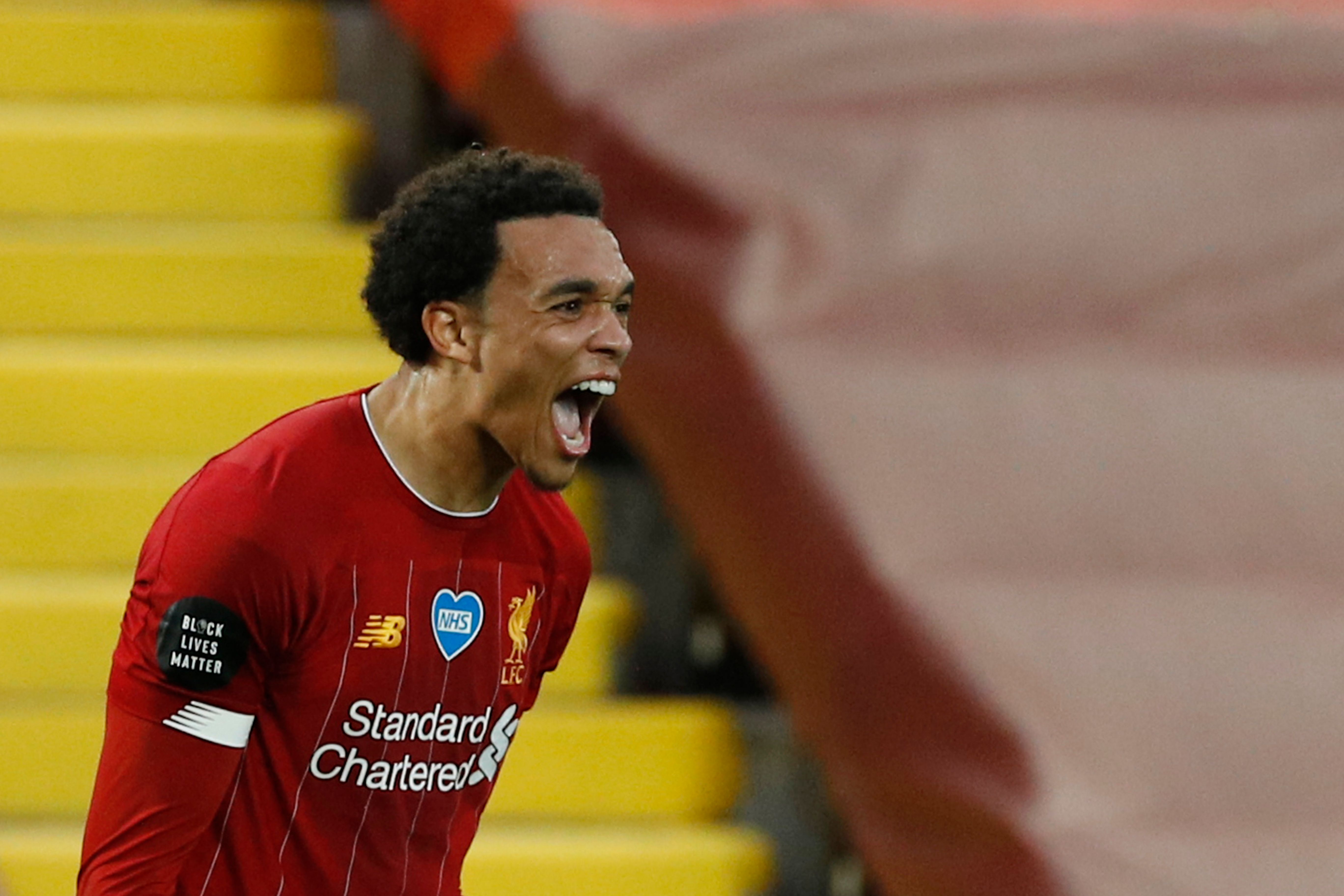 Bek Liverpool Trent Alexander-Arnold bereaksi setelah menjebol gawang Chelsea pada Kamis (23/7/2020).