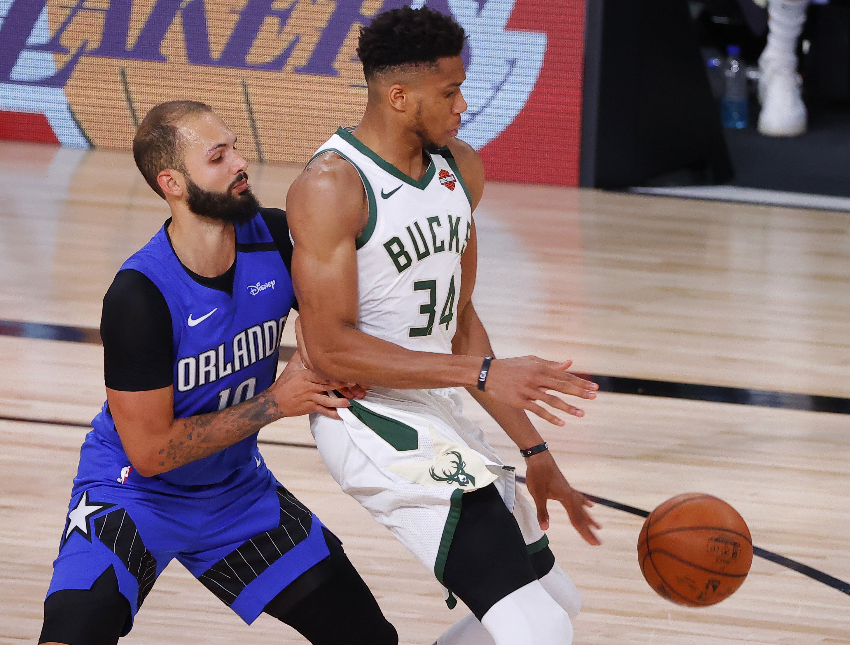 Laga Gim 5 playoff NBA antara Milwaukee Bucks dan Orlando Magic.