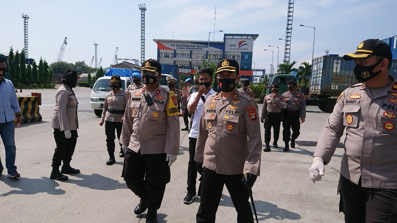 Kapolres Pelabuhan tanjung priok AKBP Ahrie Sonta  memimpin bakti sosial