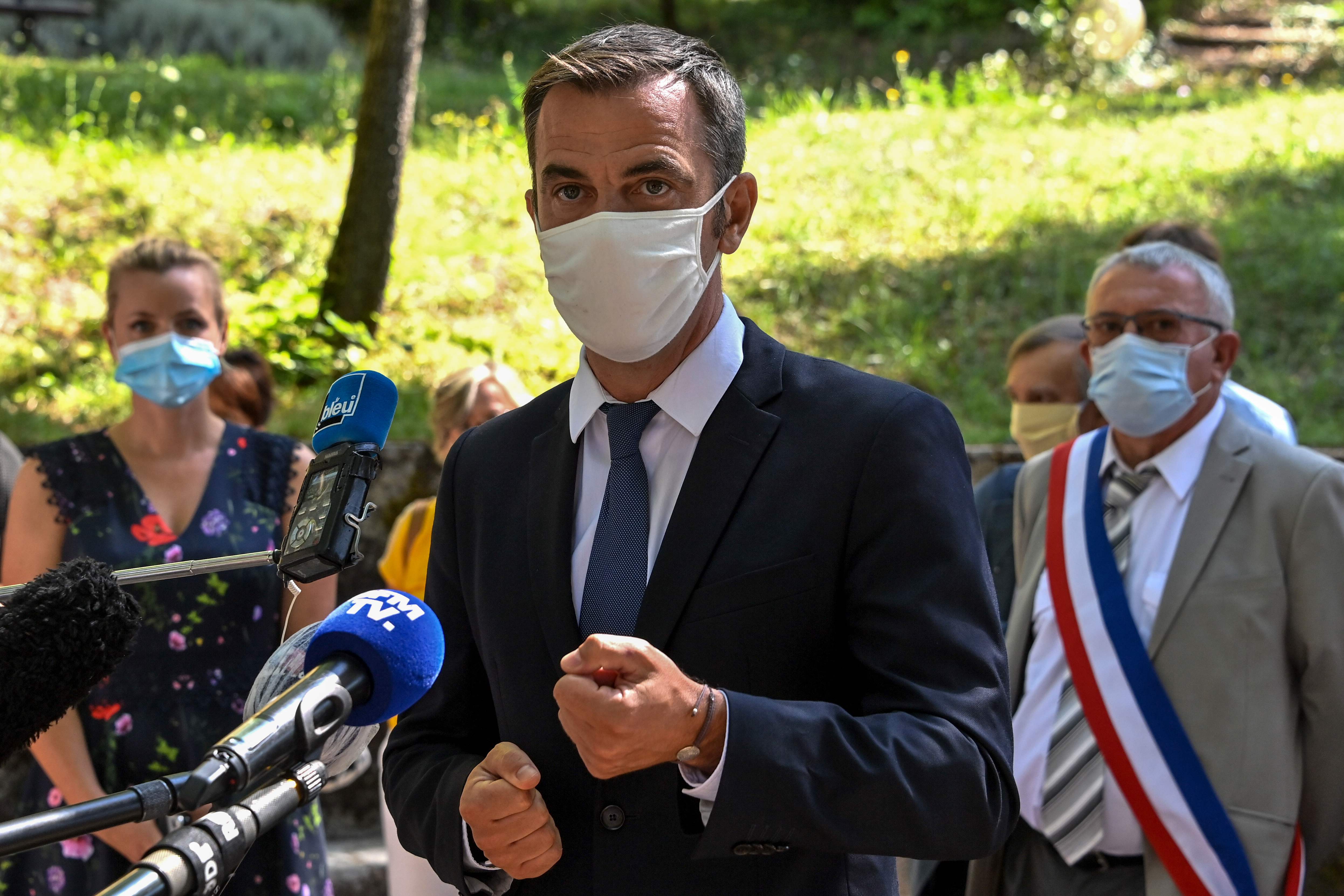 Menteri Kesehatan Prancis Olivier Veran, yang mengenakan masker pelindung, berbicara kepada pers usai mengunjungi lokakarya pembuatan masker