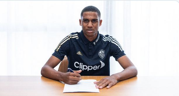 Cody Drameh saat menandatangani kontrak bersama Leeds United