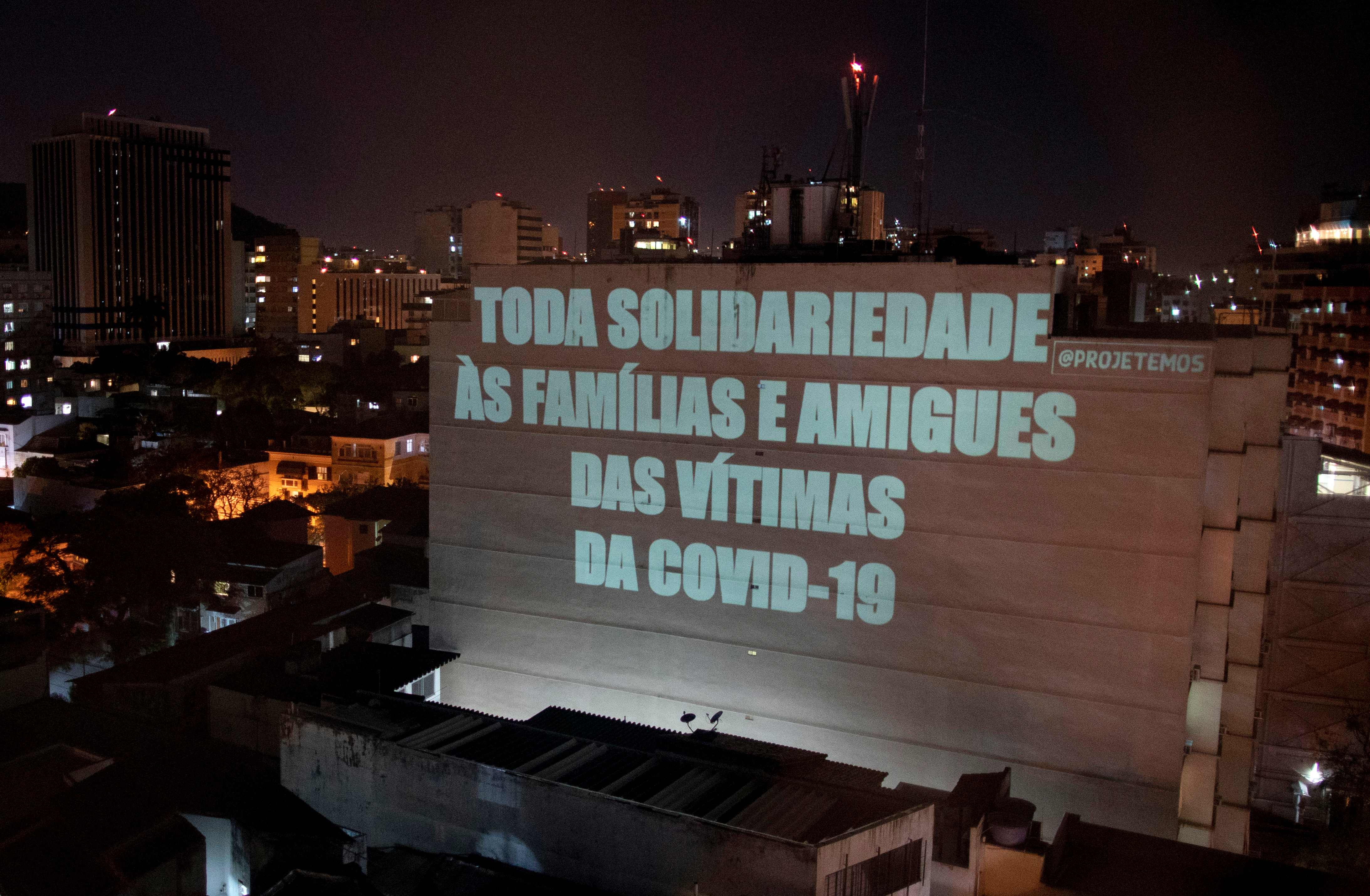 Proyeksi di sebuah bangunan di Botafogo, Rio de Janeiro, Brasil untuk mengenang mereka yang tewas karena covid-19.