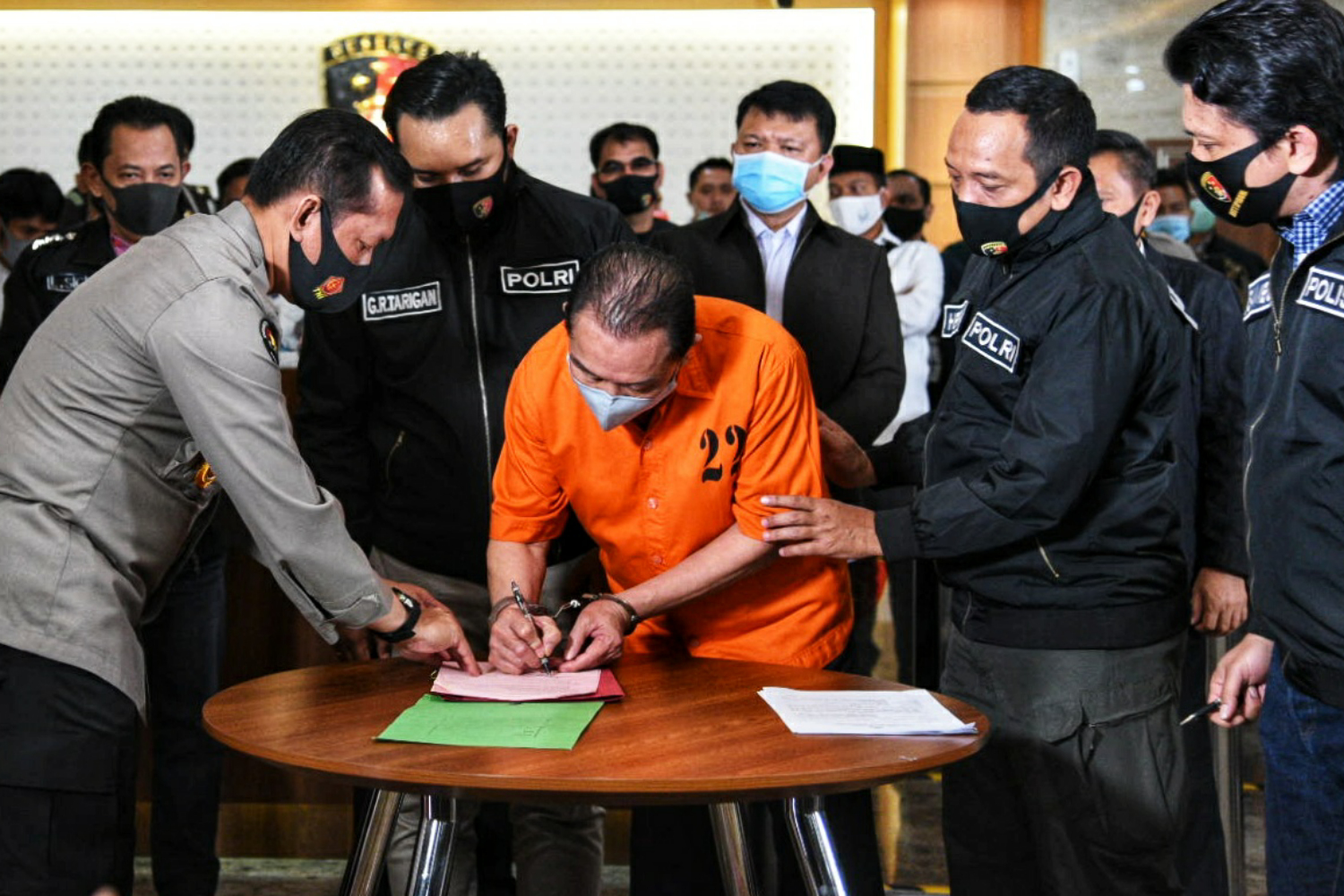 Terpidana kasus korupsi pengalihan hak tagih (cessie) Bank Bali Joko Tjandra (memakai rompi orange)