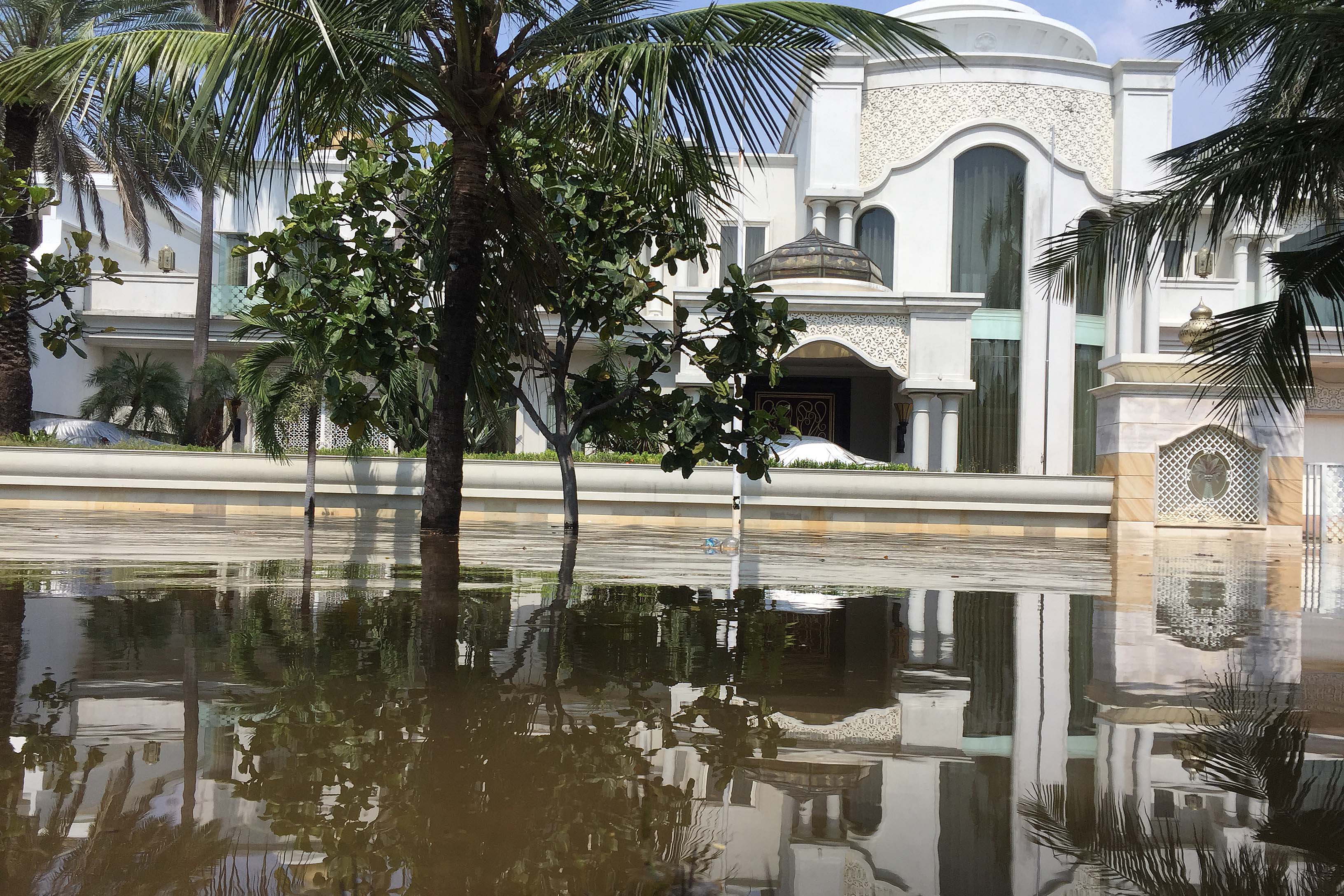 Suasana banjir akibat naiknya air laut di kompleks perumahan mewah, Pantai Mutiara, Pluit, 