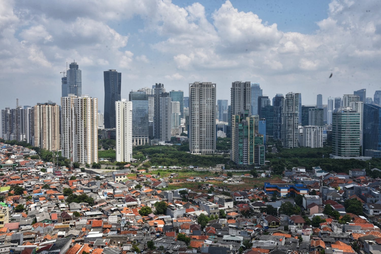 Ilustrasi gedung pencakar langit dan pemukiman warga di kawasan Jakarta