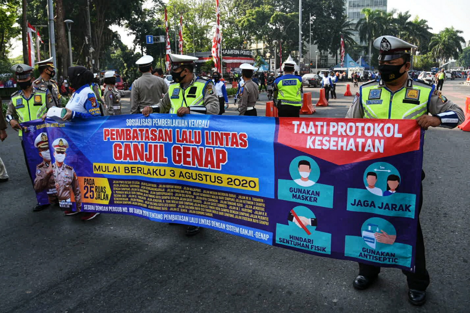 Anggota Kepolisian gelar sosialisasi pemberlakuan kembali ganjil genap di kawasan Bundaran HI, Jakarta Pusat.