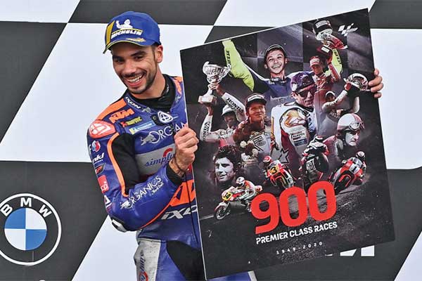 Pembalap Red Bull KTM Tech 3 Miguel Oliveira mengangkat plakat juara seri ke-900 Moto-GP setelah memenangi GP Styria 