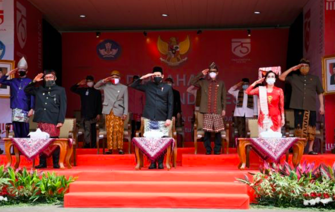 Mendikbud Nadiem Makarim beserta jajarannya saat Upacara Bendera HUT ke-75 RI. 