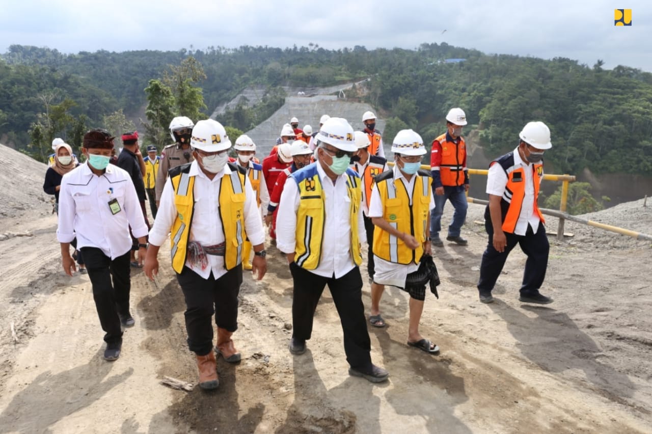 Menteri  Pekerjaan Umum dan Perumahan Rakyat (PUPR) Basuki Hadimoeljono usai meninjau lokasi pembangunan Bendungan Sidan, Kamis (6/8)
