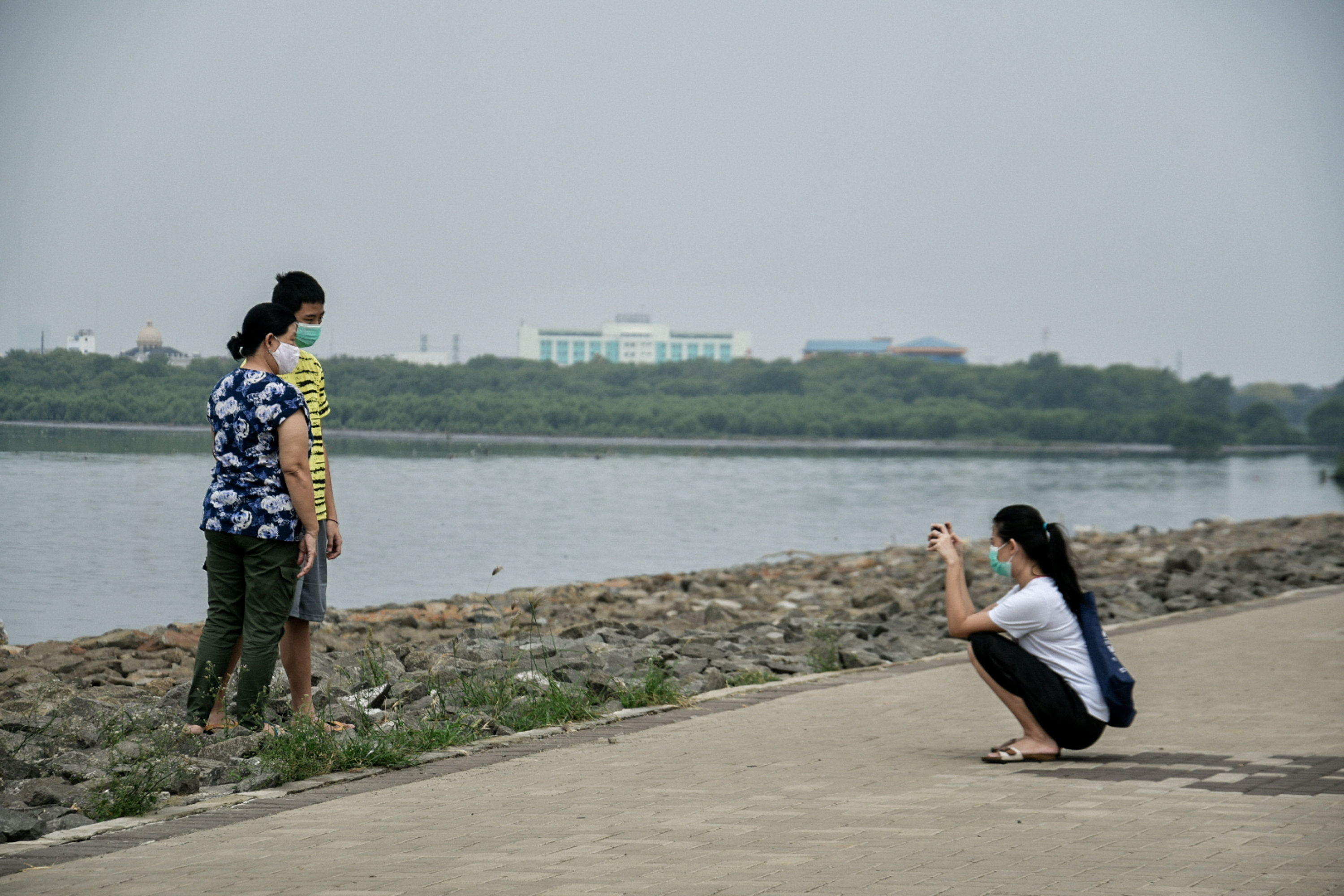 Ilustrasi--Warga beraktifitas di salah satu taman yang ada di Pulau Reklamasi Teluk Jakarta.