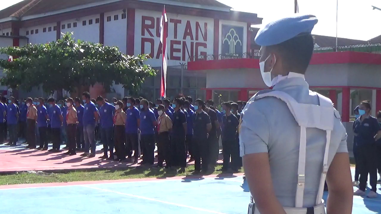 Warga binaan Kelas 1 Makassar, Sulawesi Selatan mengikuti upacara kemerdekaan RI di halaman lapas, Senin (17/8/2020)