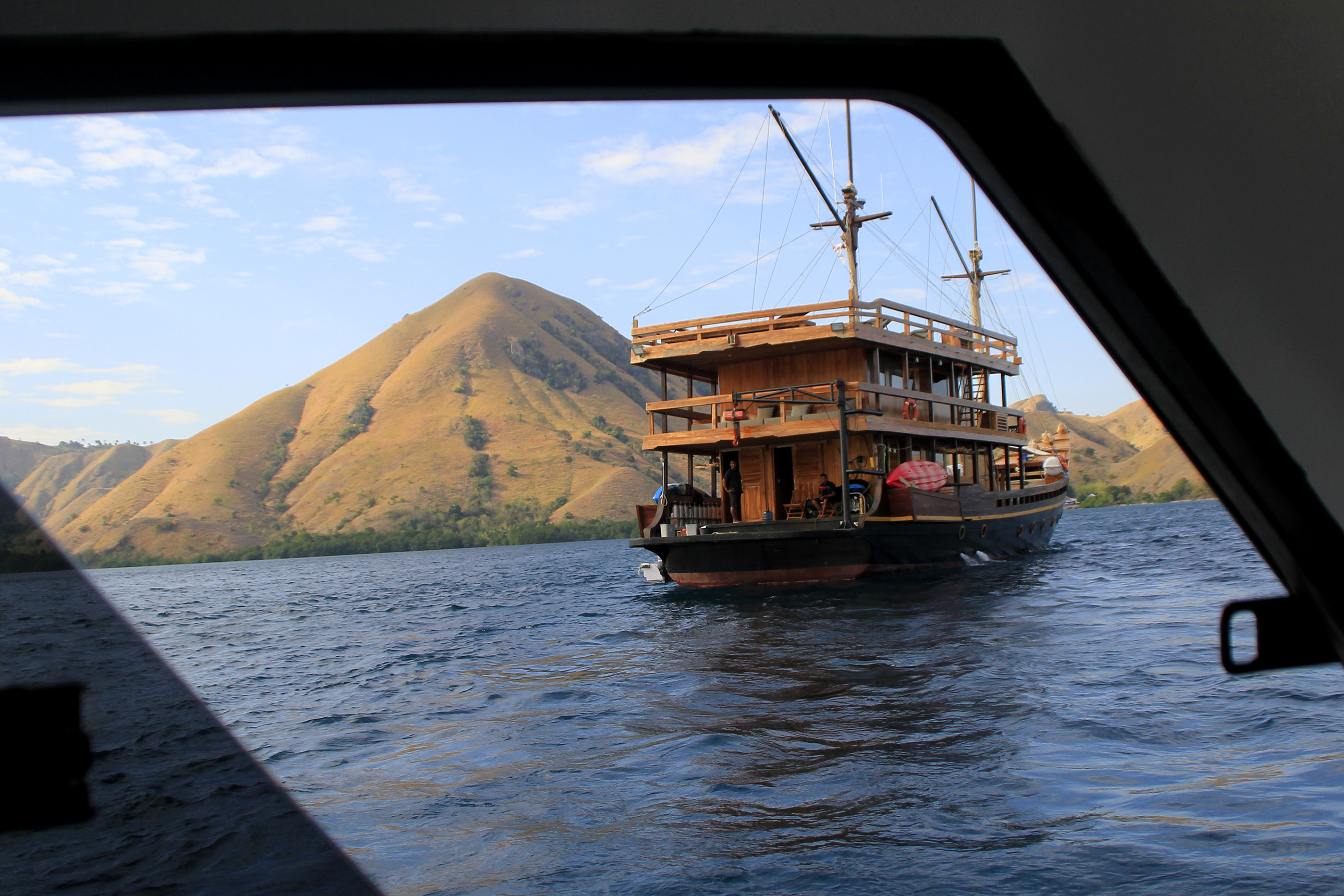  Sebuah kapal phinisi berpenumpang wisatawan berlabuh di perairan Taman Nasional (TN) Komodo, Manggarai Barat, NTT.