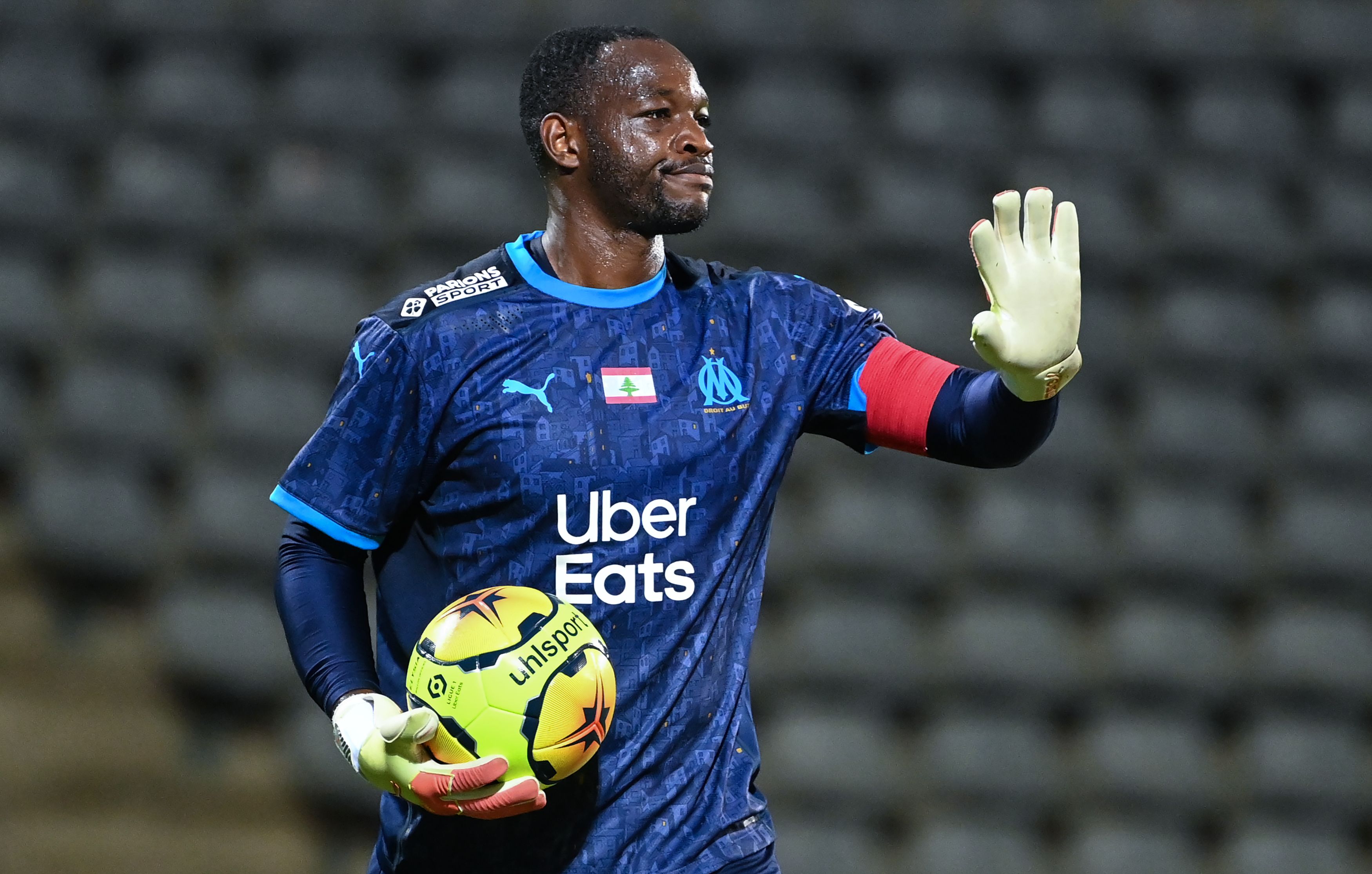 Penjaga gawang Marseille Steve Mandanda