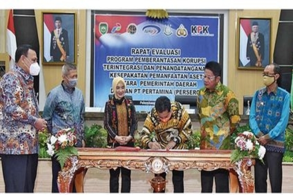 Ketua KPK Firli Bahuri (kiri) menyaksikan Gubernur Sumsel Herman Deru (ketiga dari kanan) menandatangani kesepakatan, Kamis (9/7).