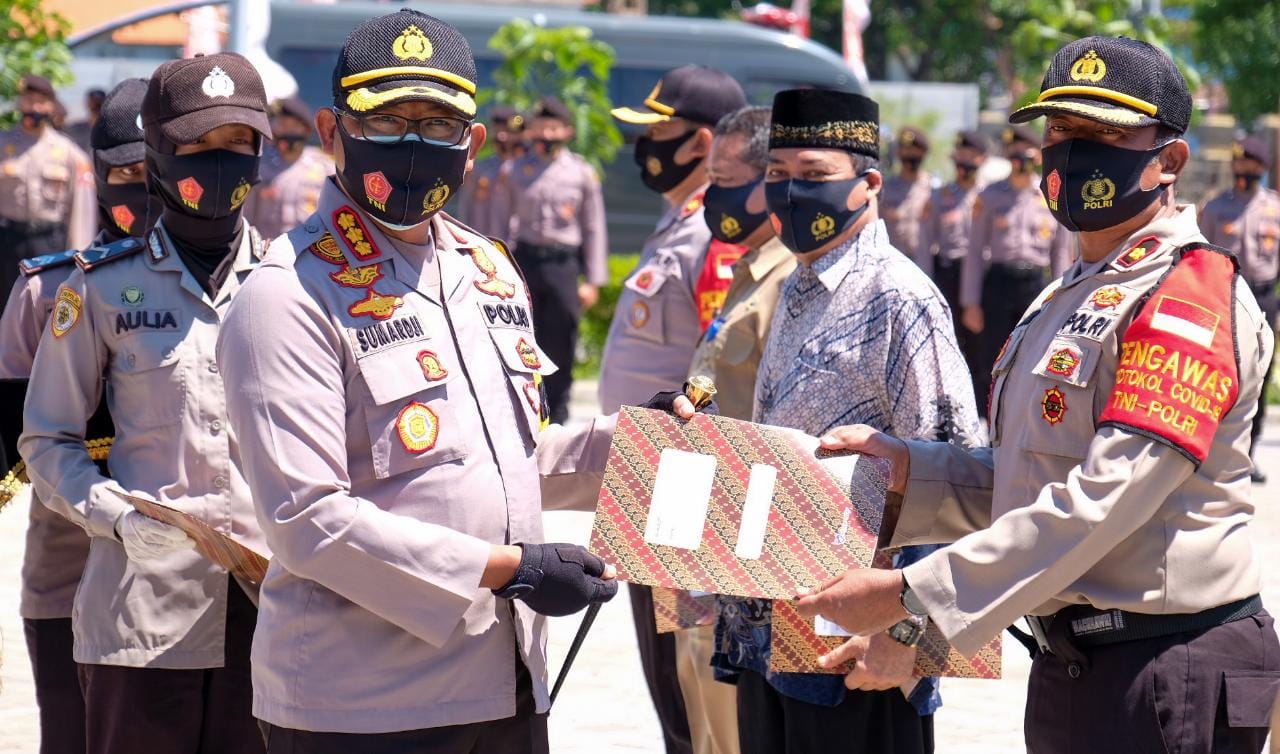 Kapolresta Sidoarjo Kombes Sumardji (kedua dari kiri) mengapresiasi warganya yang bisa mengatasi Covid-19.