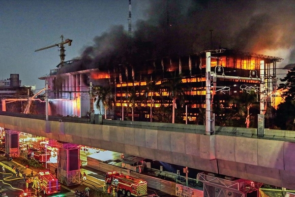 Kebakaran menghanguskan gedung utama Kejaksaan Agung di Jalan Sultan Hasanuddin Dalam Nomor 1, Kebayoran Baru, Jakarta Selatan, tadi malam.