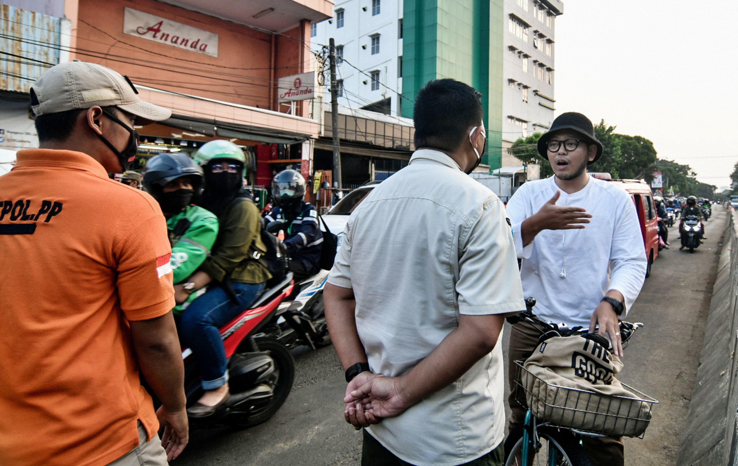  Petugas melakukan penindakan kepada pengguna jalan yang tidak menggunakan masker di Jalan Ragunan, Pasar Minggu