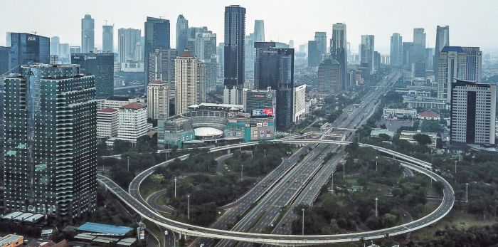 Foto udara Jakarta yang lengang saat pemberlakuan pembatasan sosial berskala besar (PSBB), Jumat (10/4).