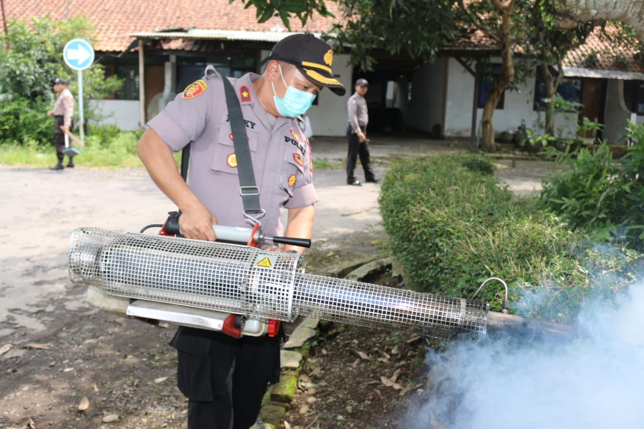 Kapolres Tasikmalaya Kota, AKBP Anom Karibianto melakukan pengasapan untuk memberantas sarang nyamuk beberapa waktu lalu.
