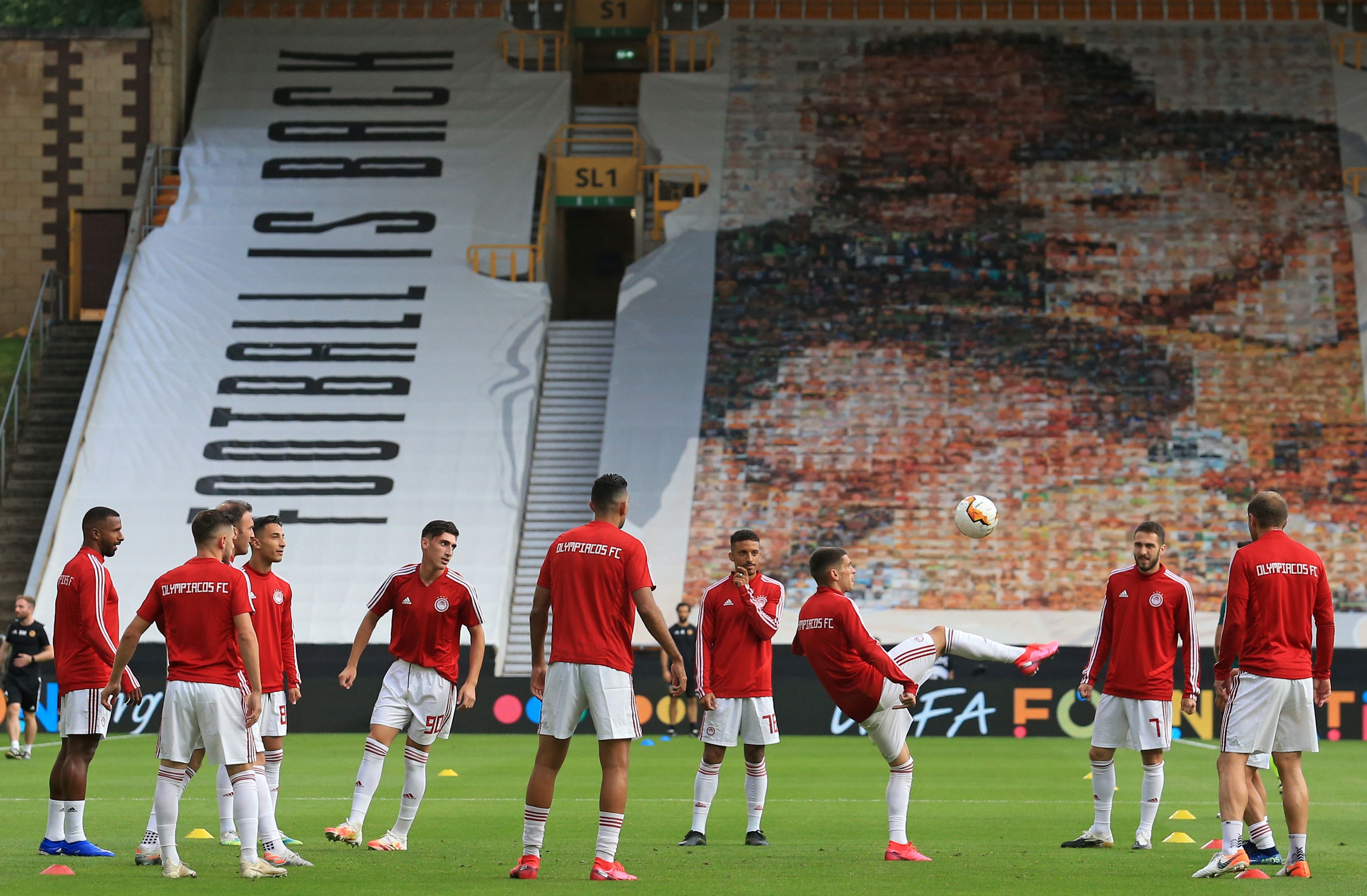 Para pemain Olympiakos melakukan pemanasan menjelang laga Liga Europa.