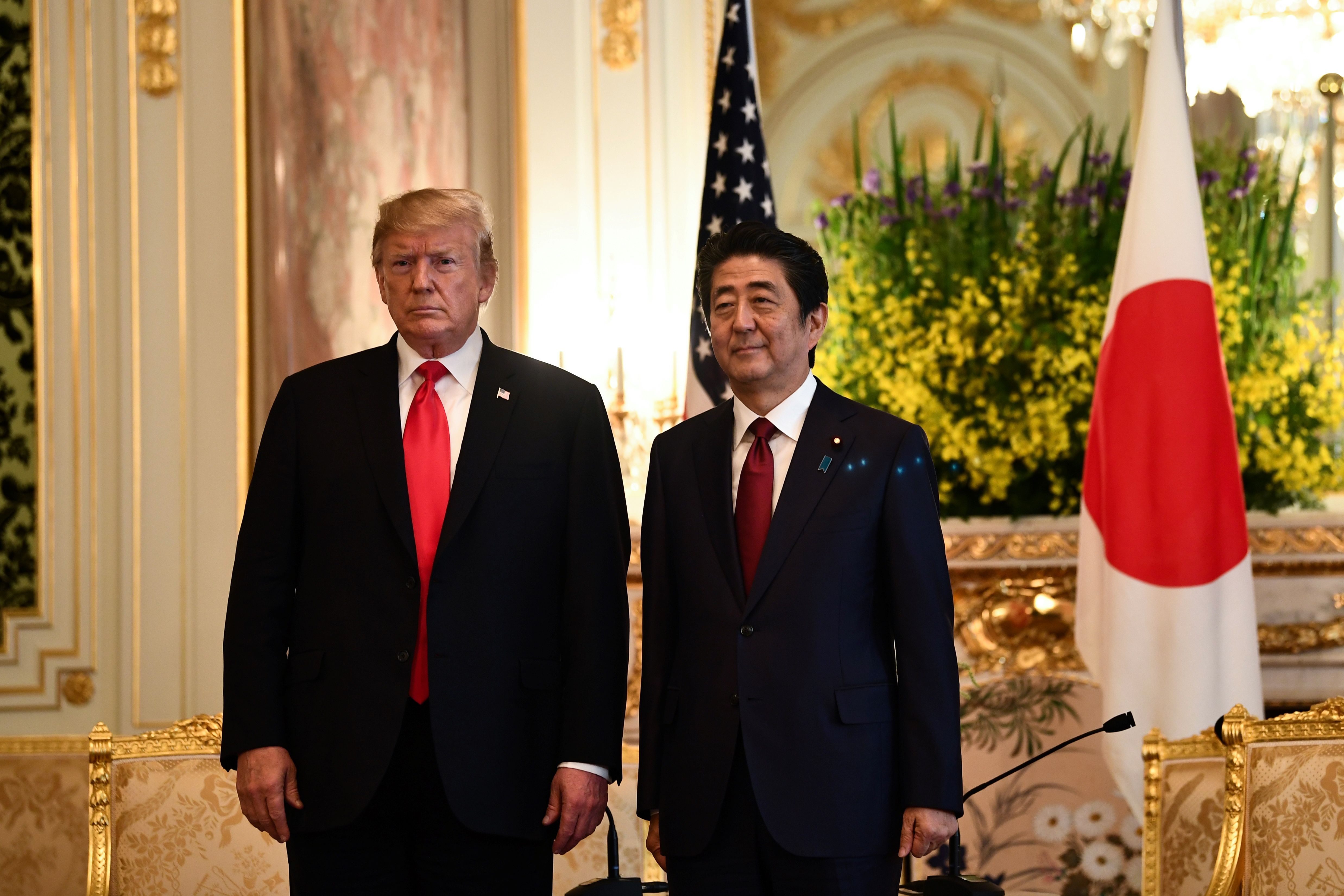 Presiden AS Donald Trump (kiri) dan PM Jepang Shinzo Abe.