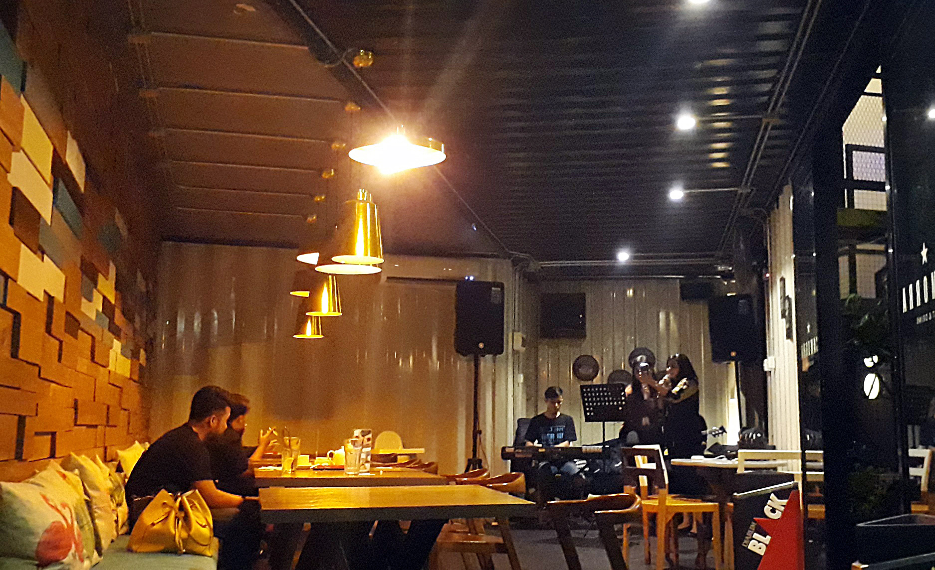 Pengunjung menikmati musik akustik di kafe 