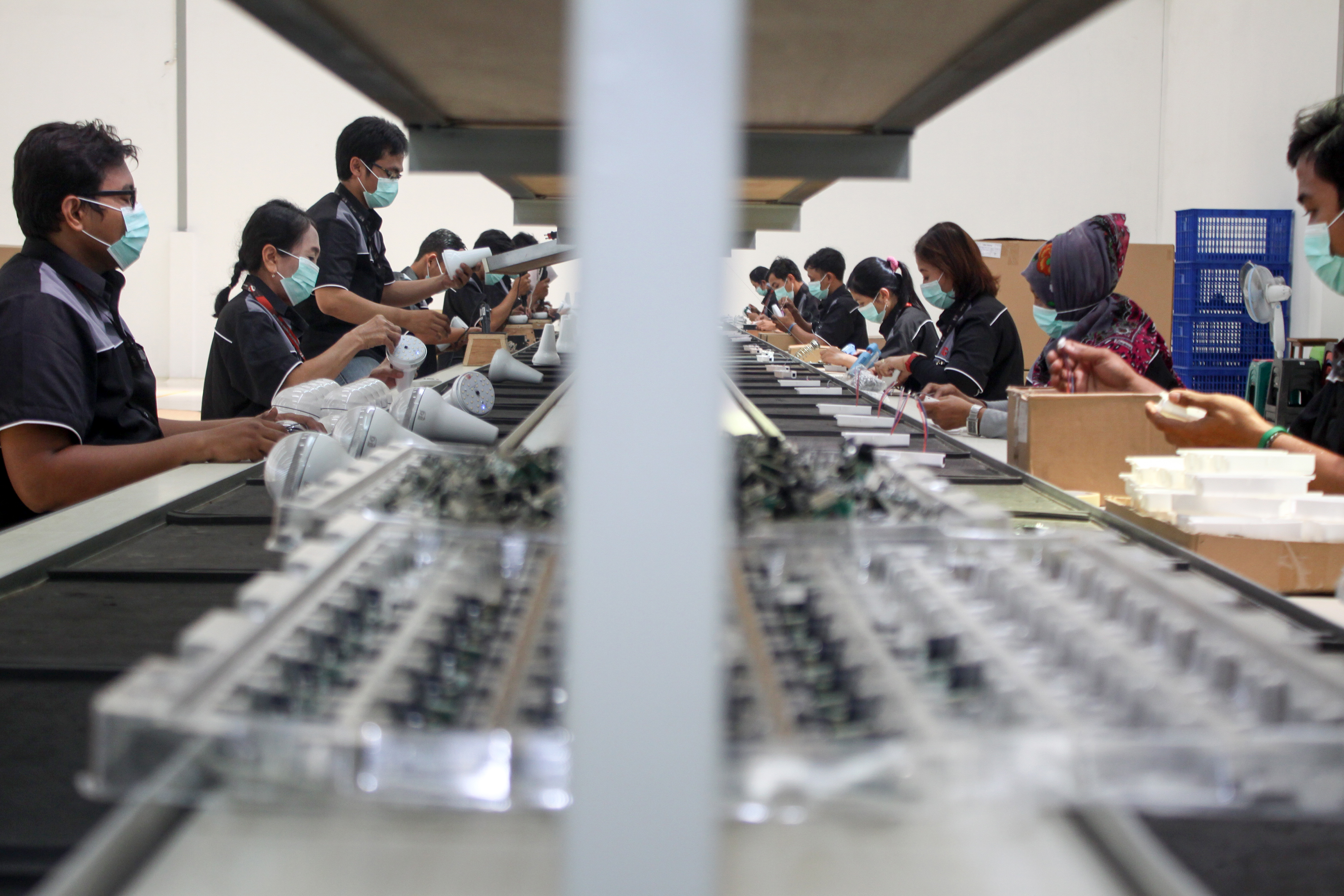 Pekerja memproduksi lampu tenaga surya di pabrik kawasan Pasuruan, Jawa Timur.