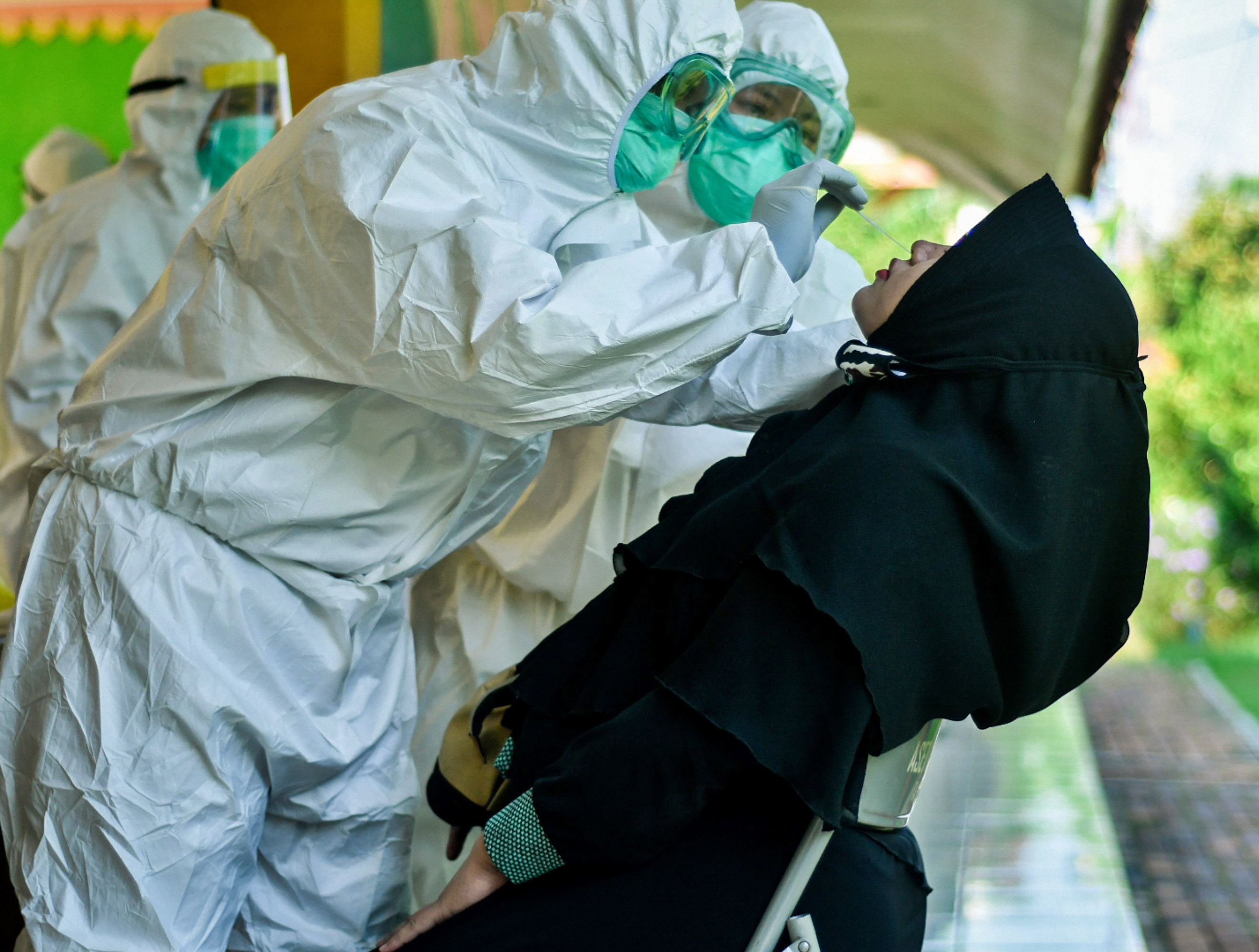 Petugas melakukan swab test pada ibu hamil