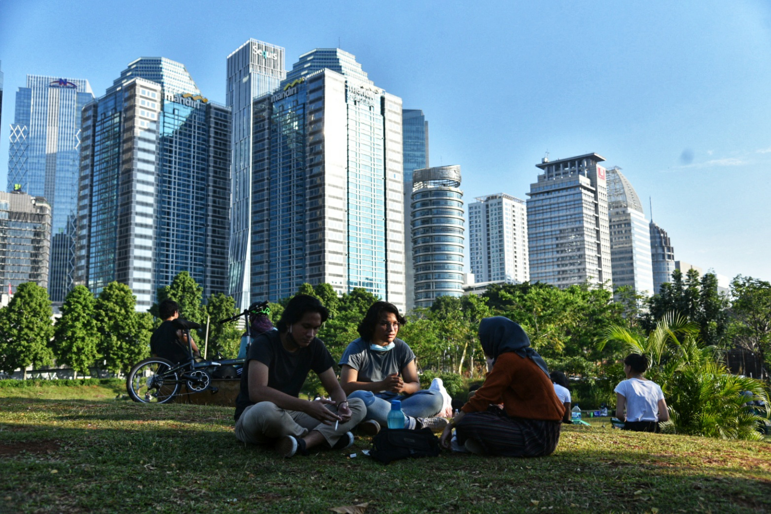  Pengunjung saat beraktivitas di Hutan Kota Gelora Bung Karno (GBK), Senayan, Jakarta (22/8/2020)