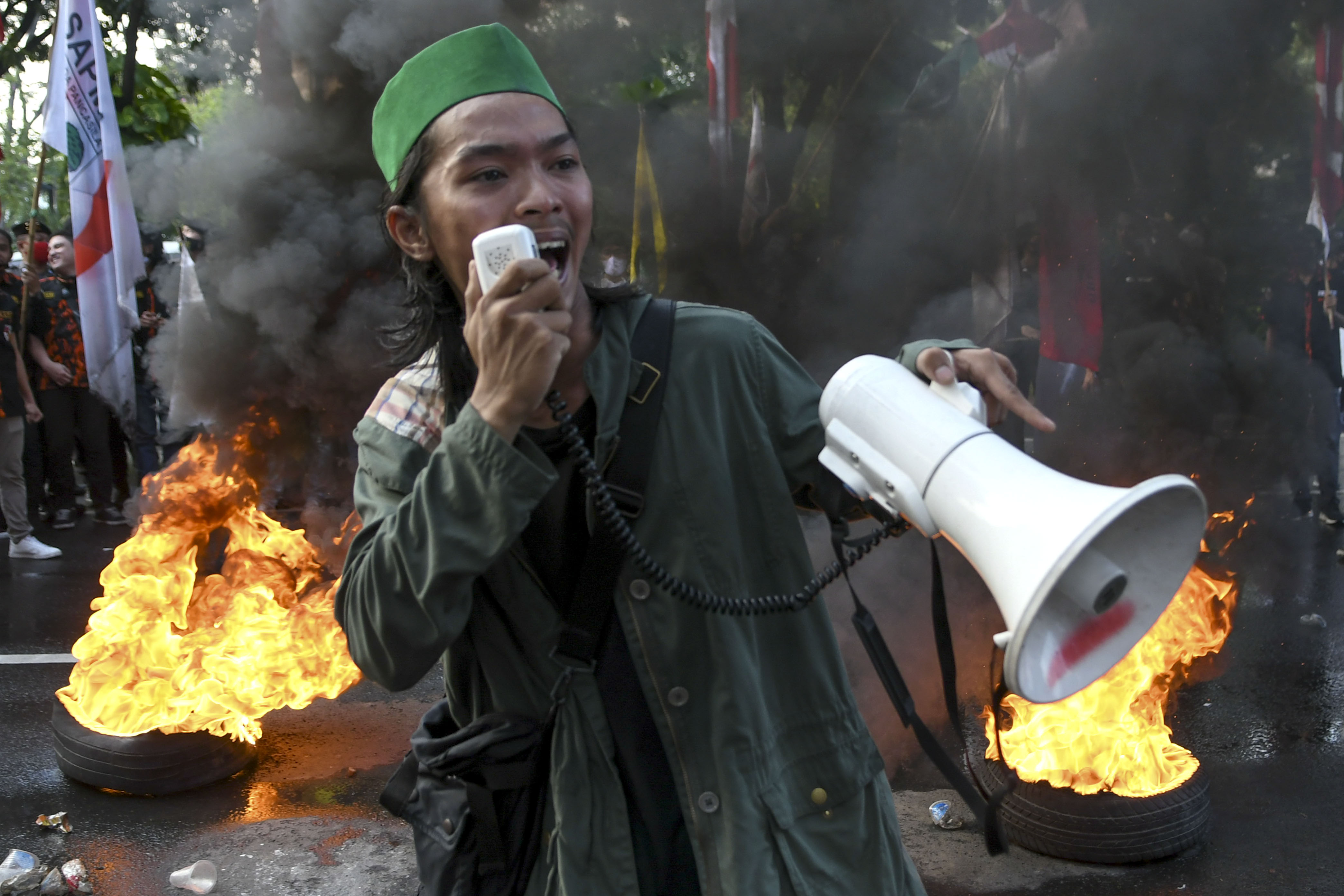Massa Gerakan Nasional Tolak Reklamasi berorasi di depan Balai Kota Jakarta, Selasa, (21/7/2020). 