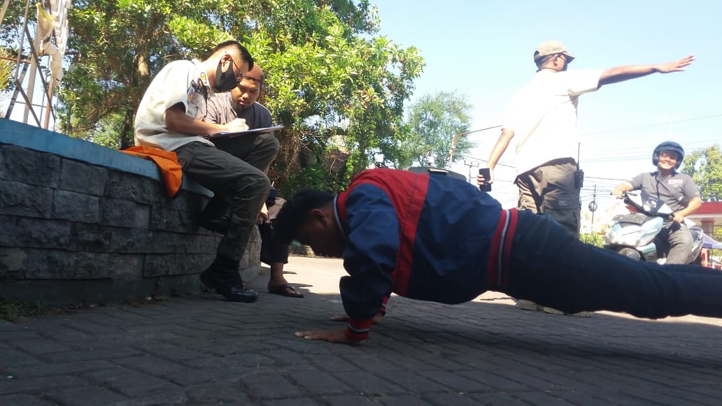 Warga yang kedapatan tak menggunakan masker menjalani hukuman push up di Taman Kreatif Joglo di Jalan Siliwangi, Cianjur, Rabu (26/5/2020)