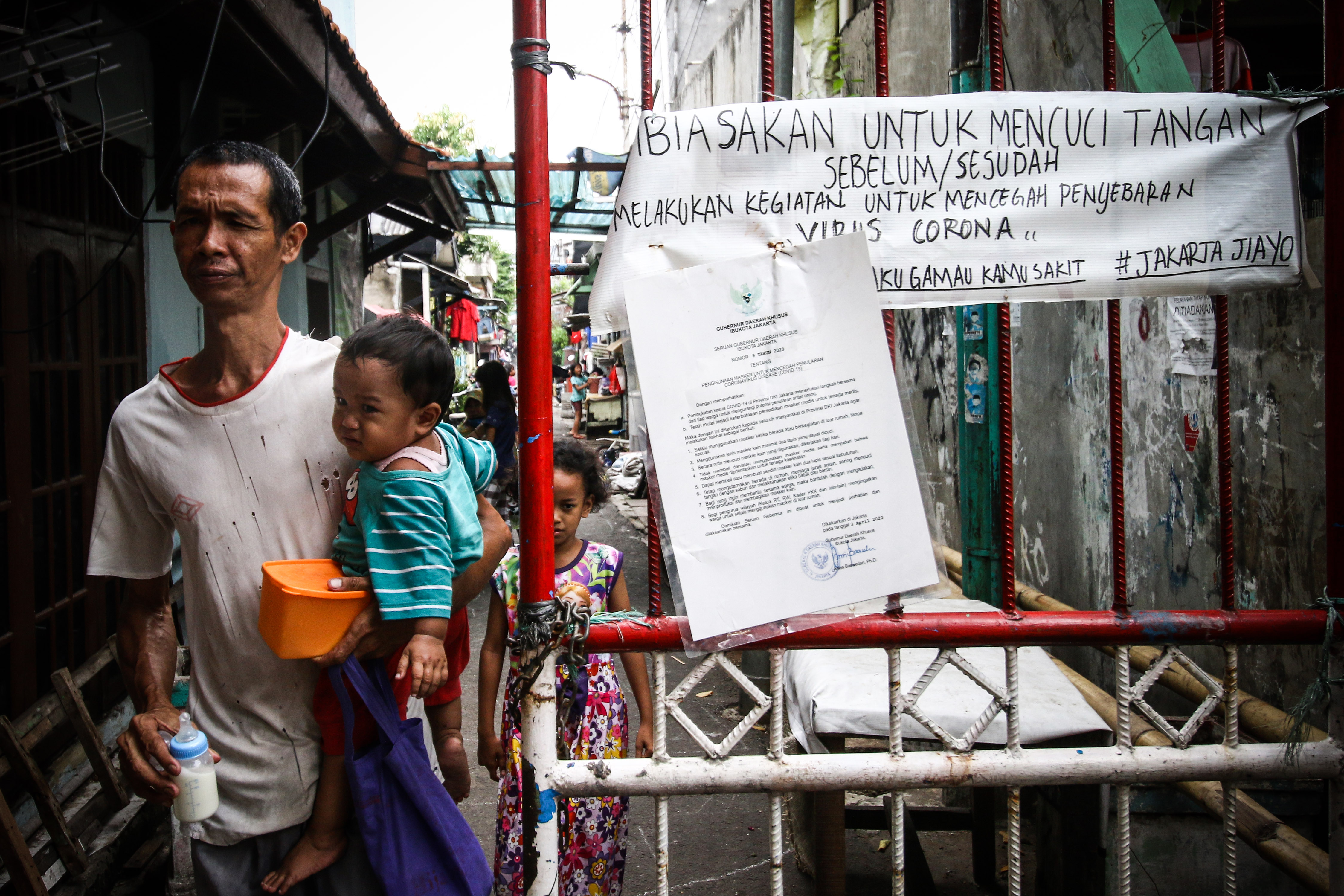 JUMLAH KASUS COVID-19 DI INDONESIA: Tidak sedikit warga yang tidak mengenakan masker beraktivitas di luar ruang di Jakarta.