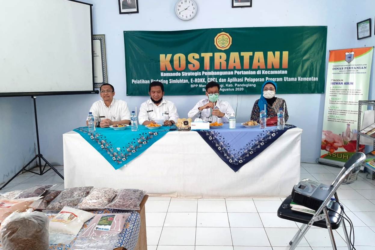 Kepala Badan Penyuluhan dan Pengembangan SDM Pertanian Dedi Nursyamsi (kedua dari kanan).