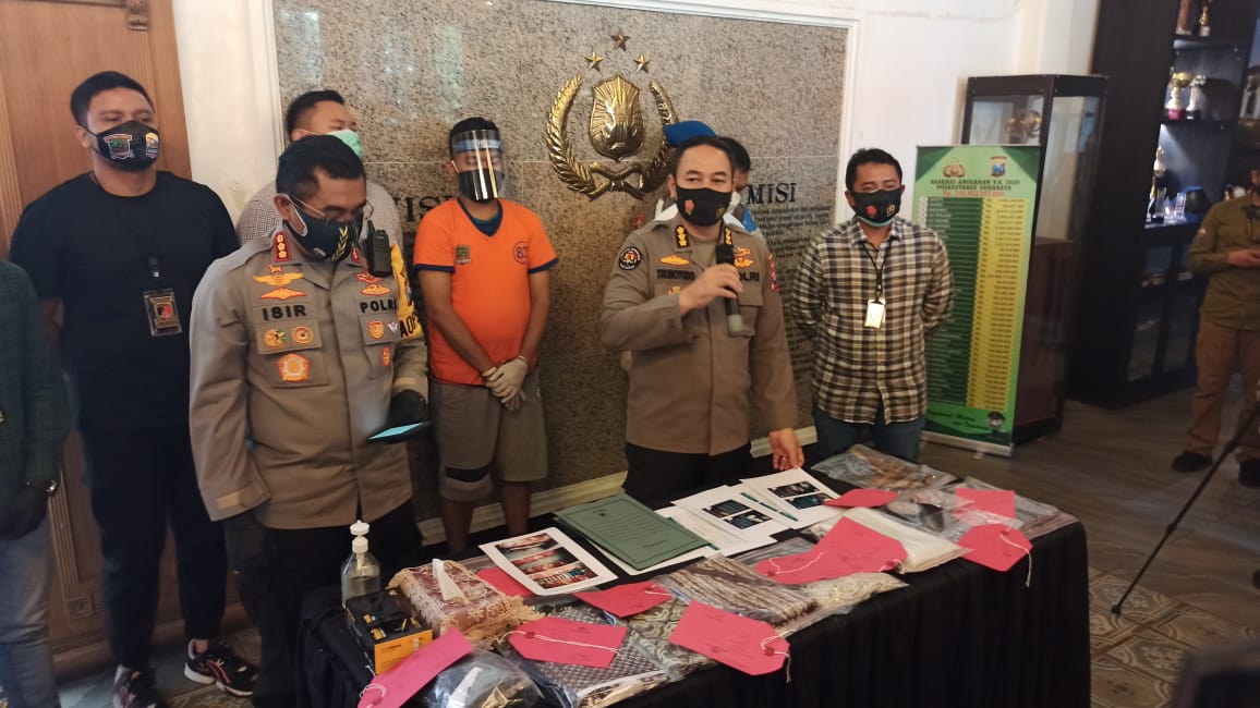 Konferensi pers penangkapan Gilang tersangka fetish kain jarik di Mapolretabes Surabaya. 