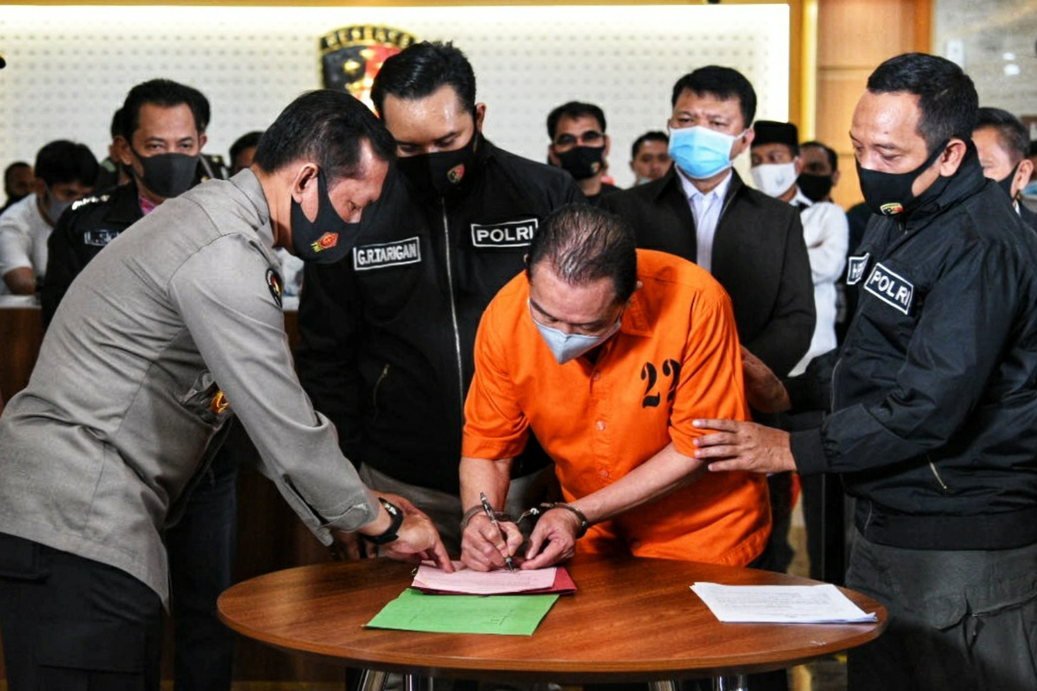 Terpidana kasus korupsi pengalihan hak tagih (cessie) Bank Bali Joko Tjandra (memakai rompi orange) 