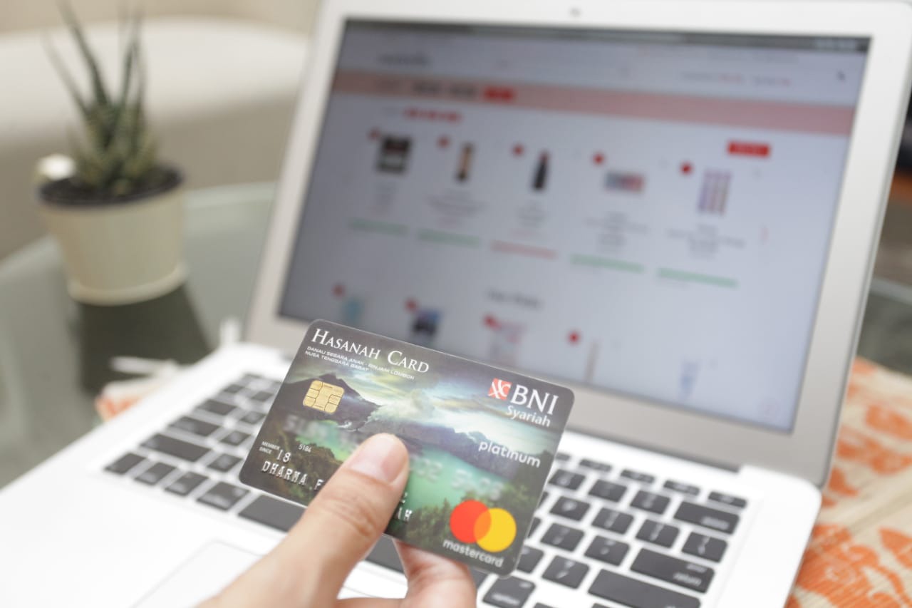Nasabah bertransaksi online dengan Hasanah Card.