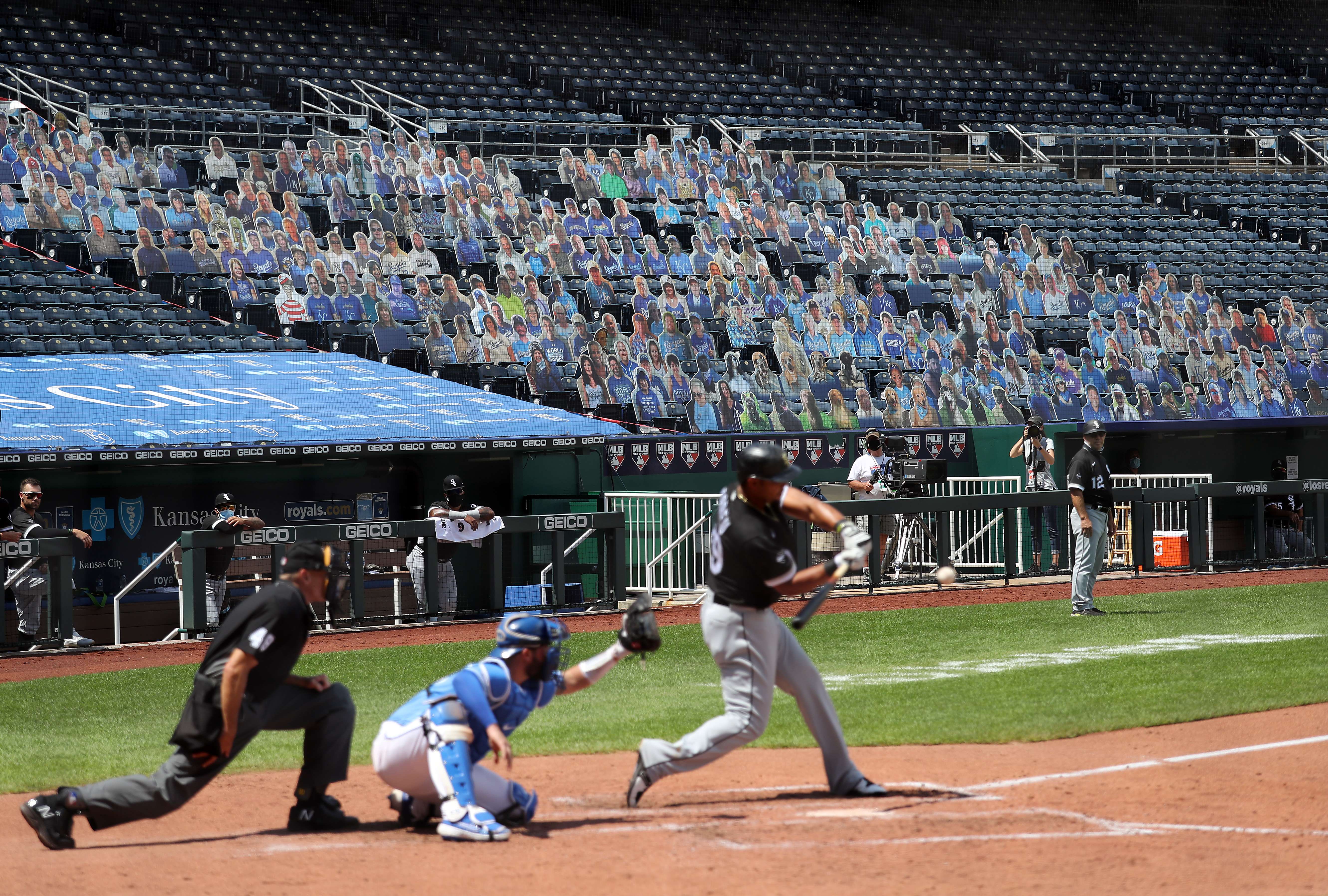 Pertandingan di liga bisbol Amerika Serikat digelar tanpa penonton saat pandemi covid-19 masih terjadi. 