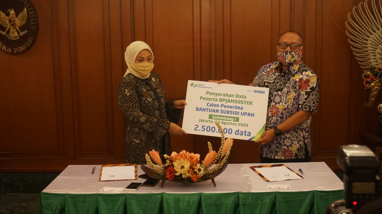 Dirut BPJAMSOSTEK Agus Susanto memberikan data calon penerima BSU untuk gelombang pertama kepada Menaker Ida Fauziyah. 