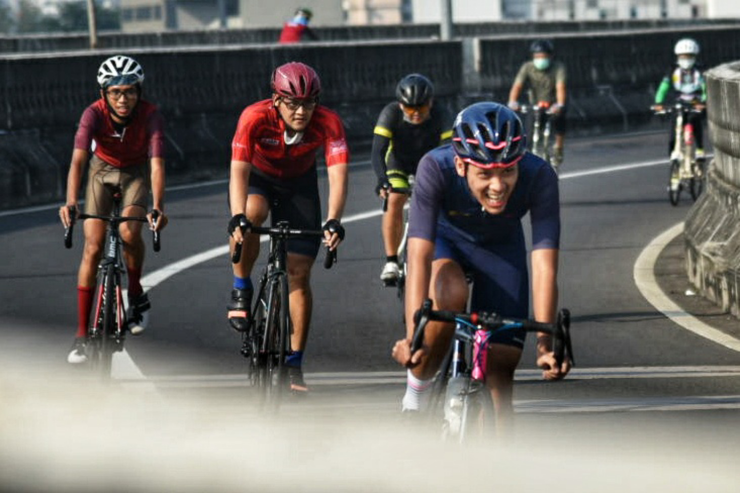 Warga bersepeda di Jalan Layang Non Tol (JLNT) Antasari-Blok M, Jakarta (19/7/2020)