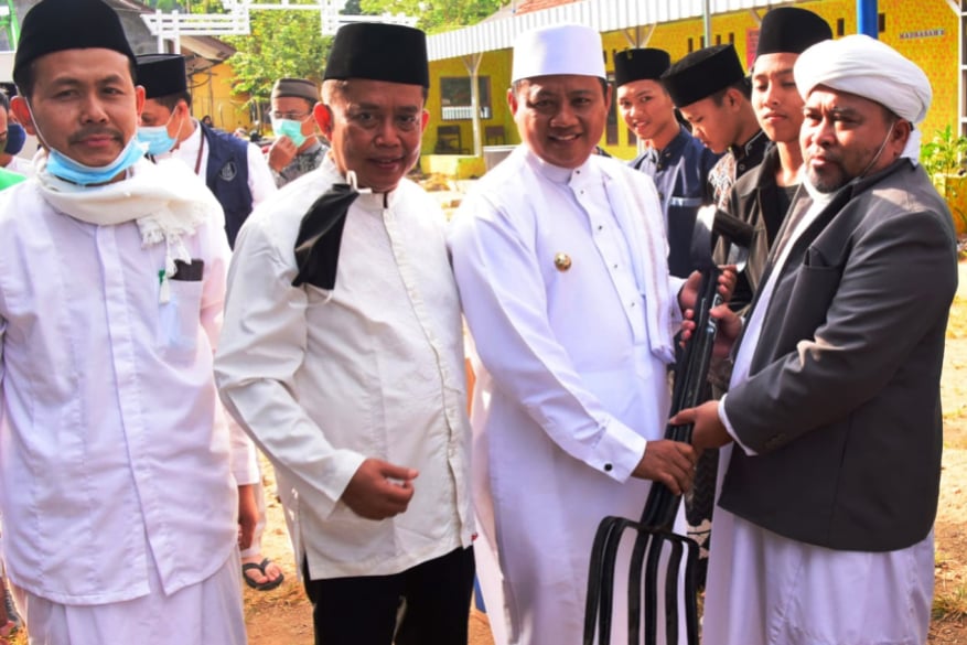 Wagub Jabar Uu Ruzhanul Ulum menyalurkan program Santani dan menyerahkan bantuan sembako, serta alat pertanian di Subang.