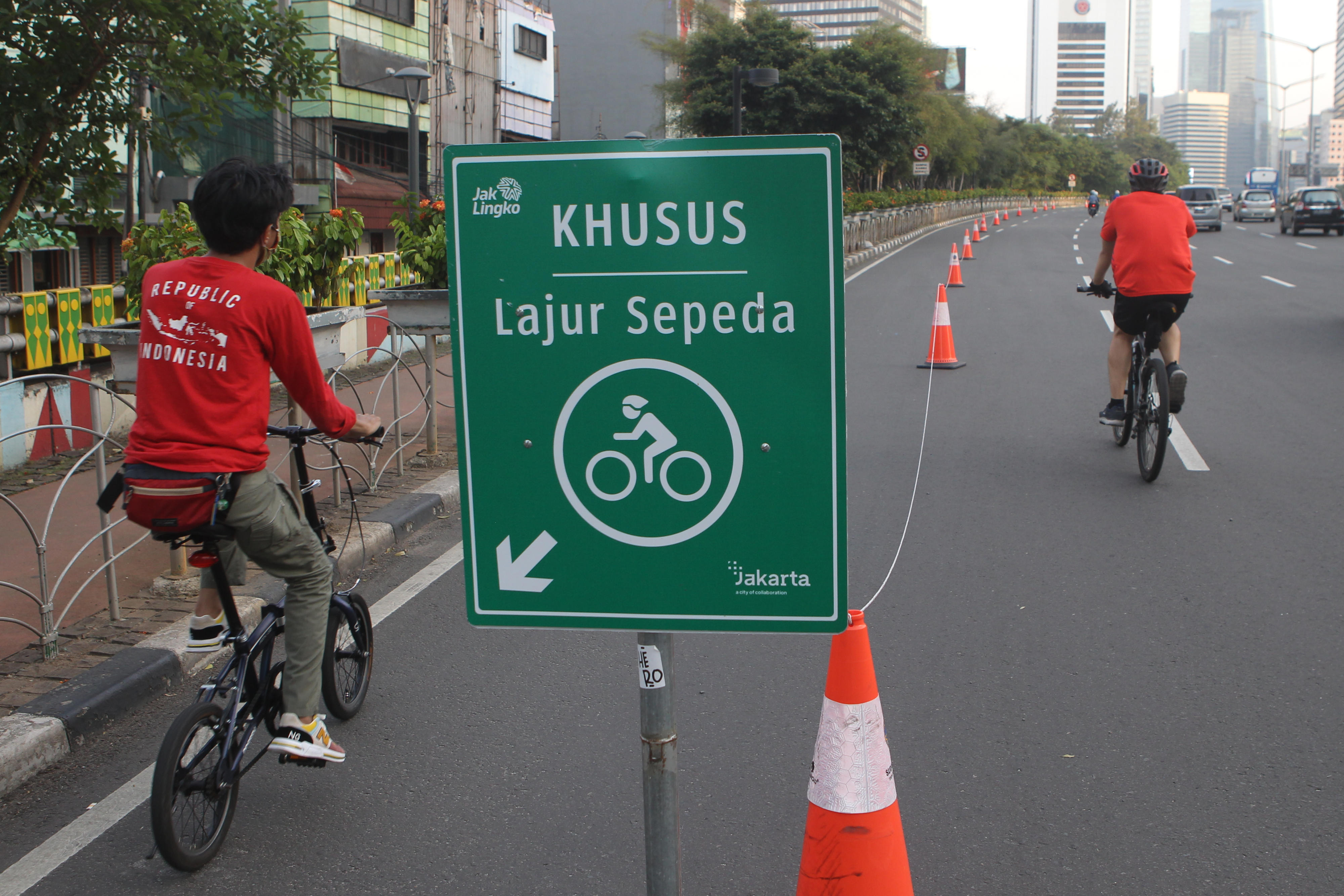 Pengendara sepeda menggunakan jalur khusus sepeda yang terdapat di Jalan Sudirman, Jakarta, Sabtu (20/06/2020). 