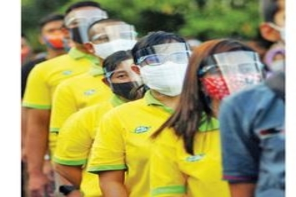 Sejumlah relawan mengikuti Apel Pelantikan Relawan Mandiri Covid-19 di Tegal, Jawa Tengah, Kamis (30/7).