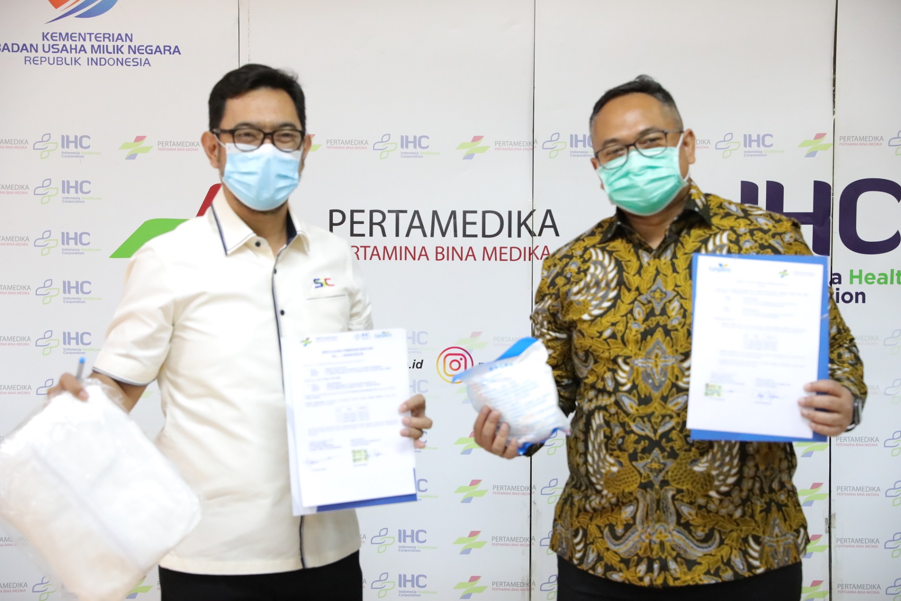 Direktur SDM, Teknologi Informasi, dan Kepatuhan PT Taspen Feb Sumandar (kanan) menyerahkan bantaun APD kepada Pertamedika.