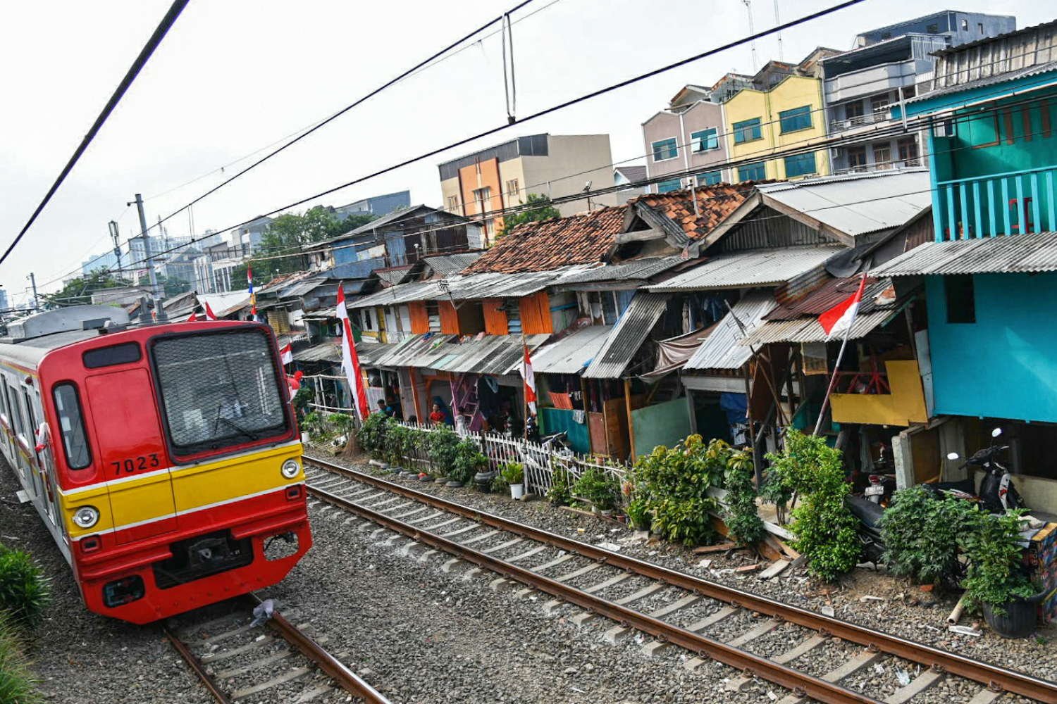 Pemukiman penduduk Kampung Bakti di bantaran rel kereta api Kawasan Cideng, Jakarta Pusat