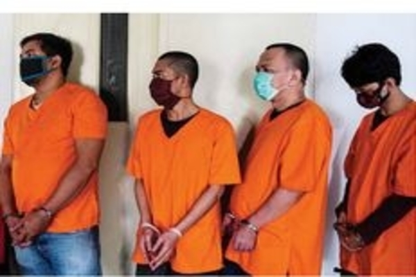 Empat tersangka kasus penyelundupan ekstasi asal Belanda dihadirkan saat rilis pengungkapan kasus narkoba di Bareskrim Mabes Polri, Jakarta