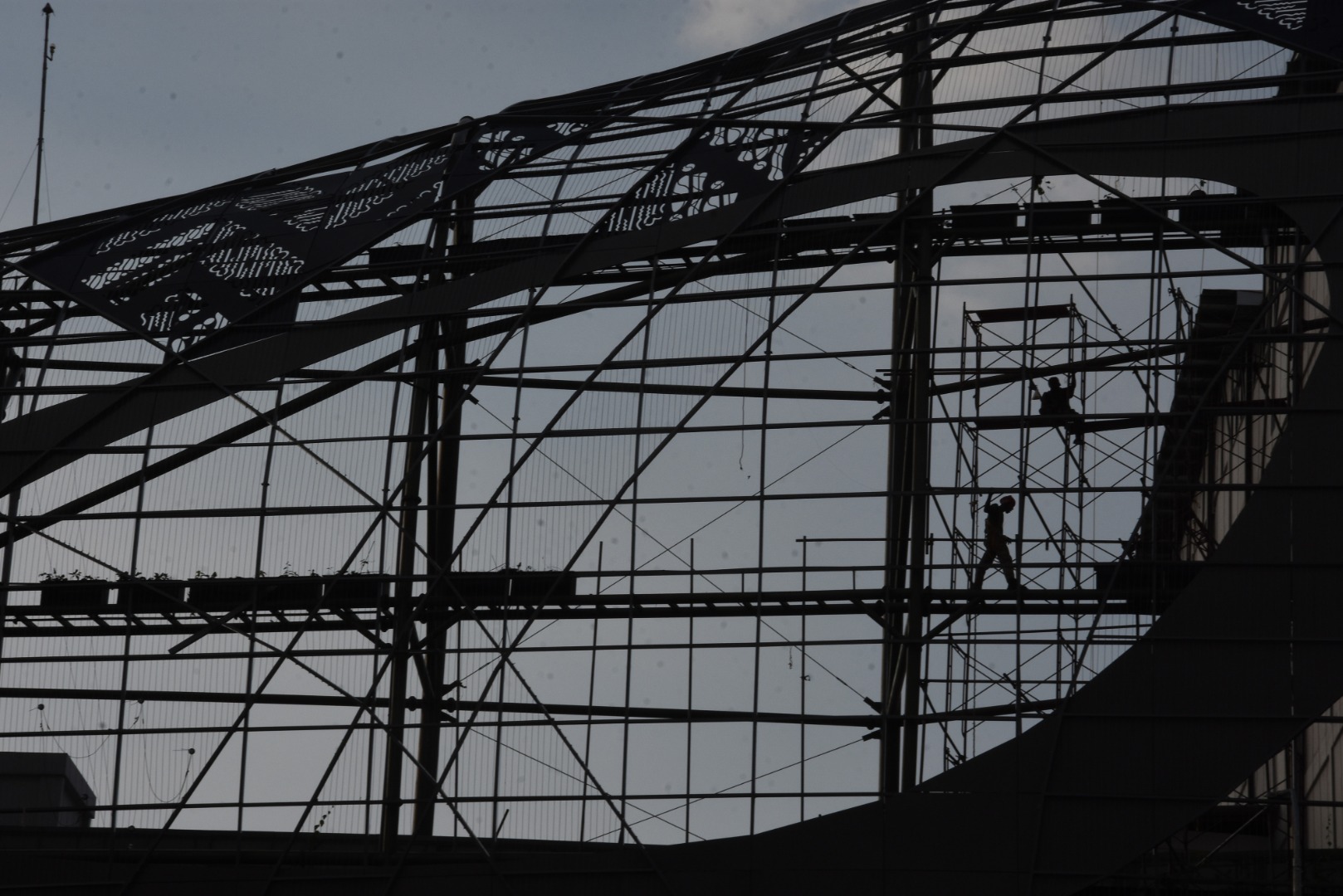 Pekerja menyelesaikan pembangunan pusat perbelanjaan di kawasan Senayan, Jakarta, Jumat (14/8).