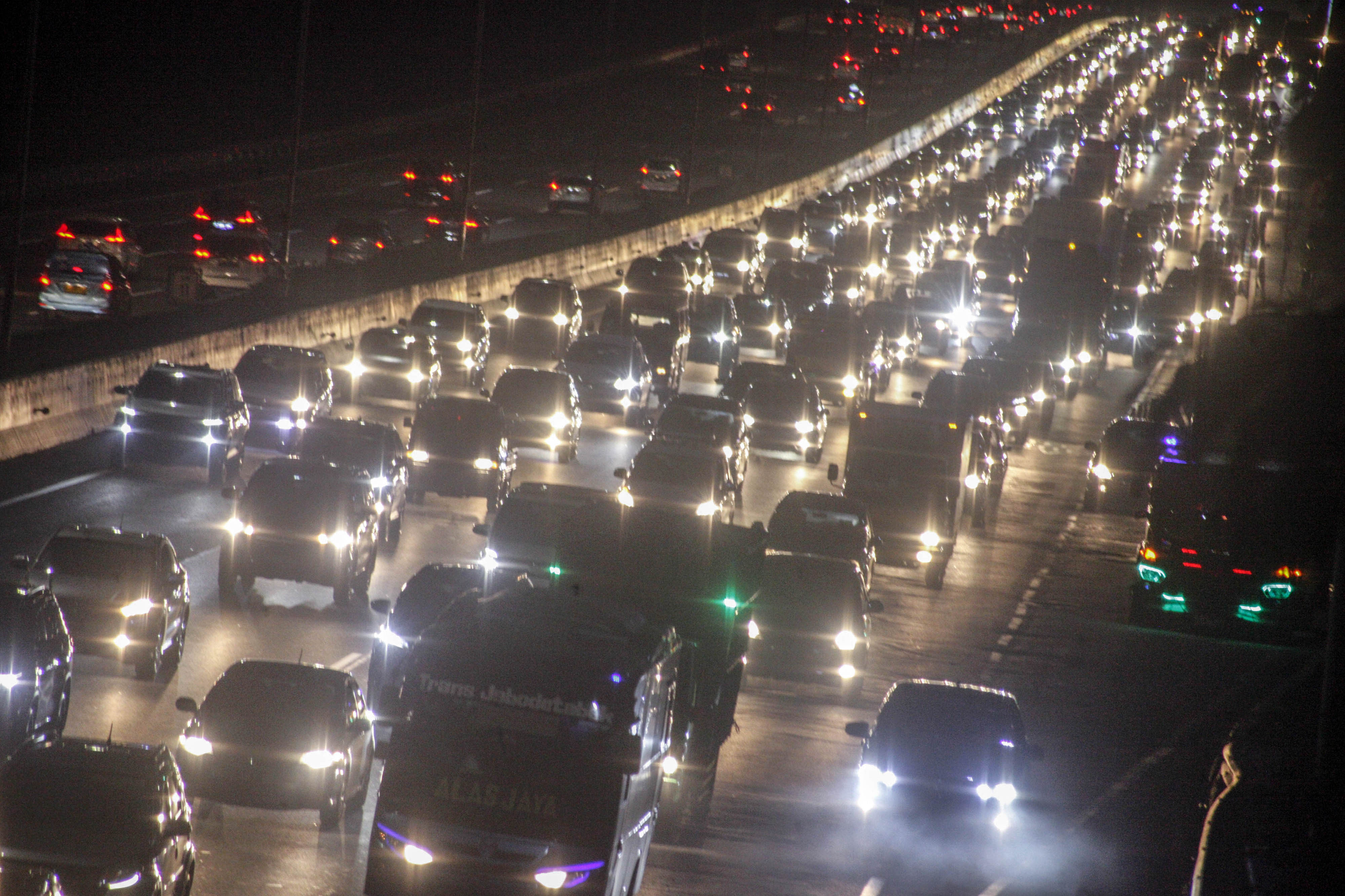 Kendaraan memadati ruas jalan Tol Jagorawi, Cibubur, Jakarta Timur, Rabu (19/8) jelas libur panjang Tahun Baru Islam 1442 Hijriah.