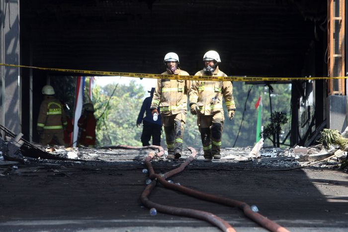 Pemadam kebakaran di gedung Kejaksaan Agung. 