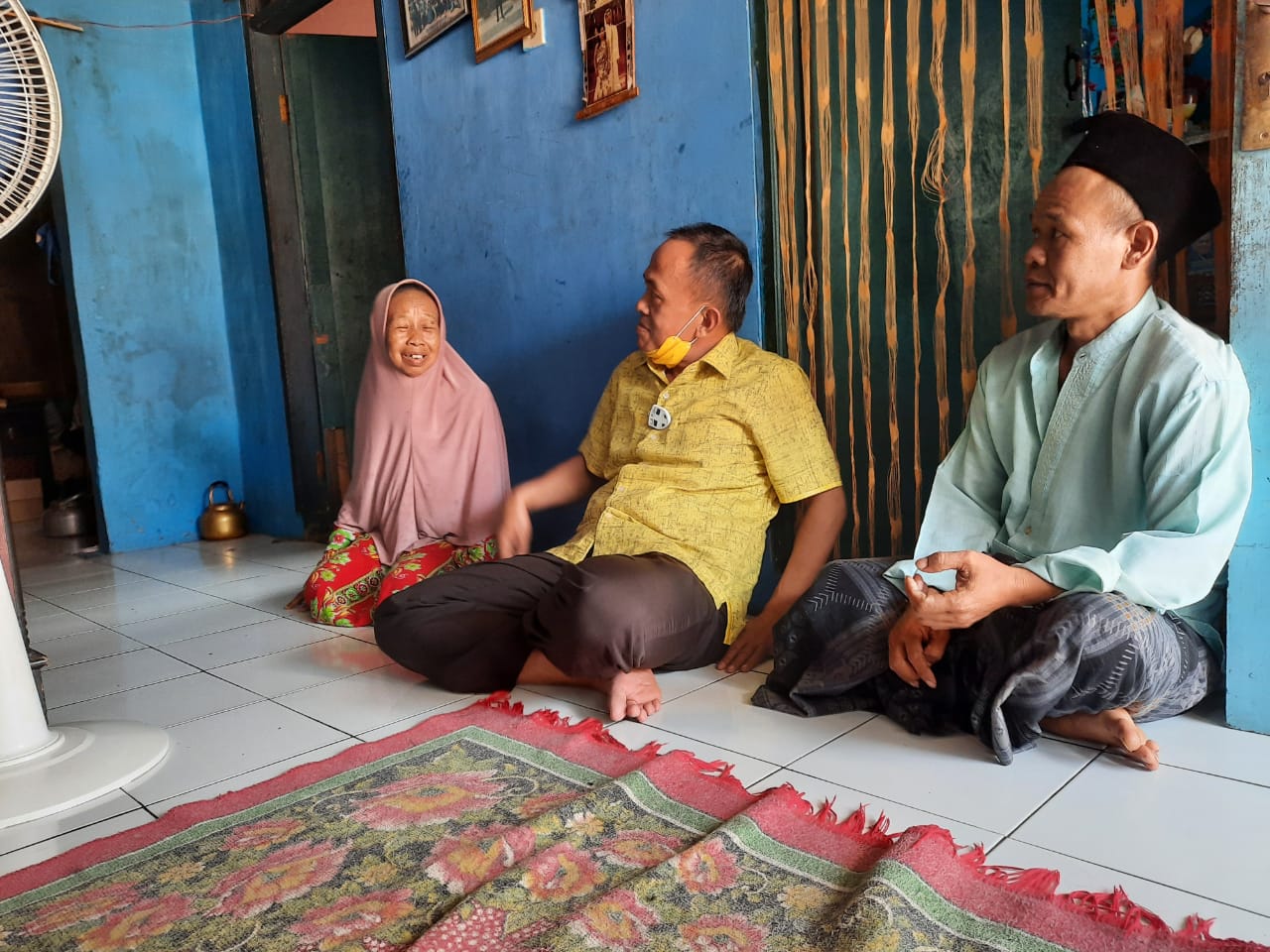 Ketua DPD Partai Golkar Jawa Barat, Ade Barkah Surachman (kemeja kuning), bertakziah kediaman Abah Hamid, pawang hujan legendaris Cianjur.